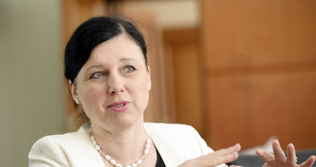 Eurokomisařka Věra Jourová (ANO) má od Evropské komise za úkol vyjednávat s internetovými poskytovateli. Chce odstraňování výzev k násilí...