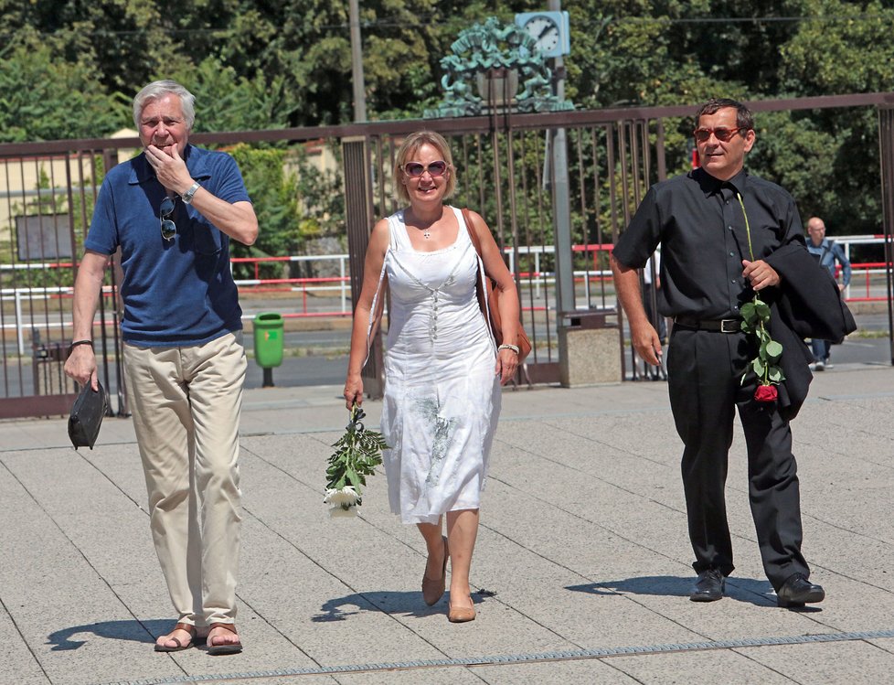 Na pohřeb Věry Koktové přišla Milena Steimasslová v doprovodu režiséra Kracika.