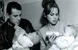 1964: Táta krmí Petra a máma Matěje. Nebo naopak?