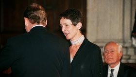 Věra Kunderová v roce 1995 převzala z rukou Václava Havla vyznamenání za svého manžela Milana Kunderu - Medaili Za zásluhy.
