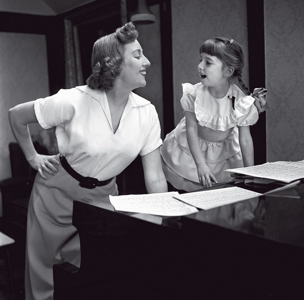 Rok 1952 a pětiletá Ginny s maminkou u piána