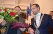 Syn Věry Špinarové Adam Pavlík při ceremonii s ostravským primátorem Tomášem Macurou.