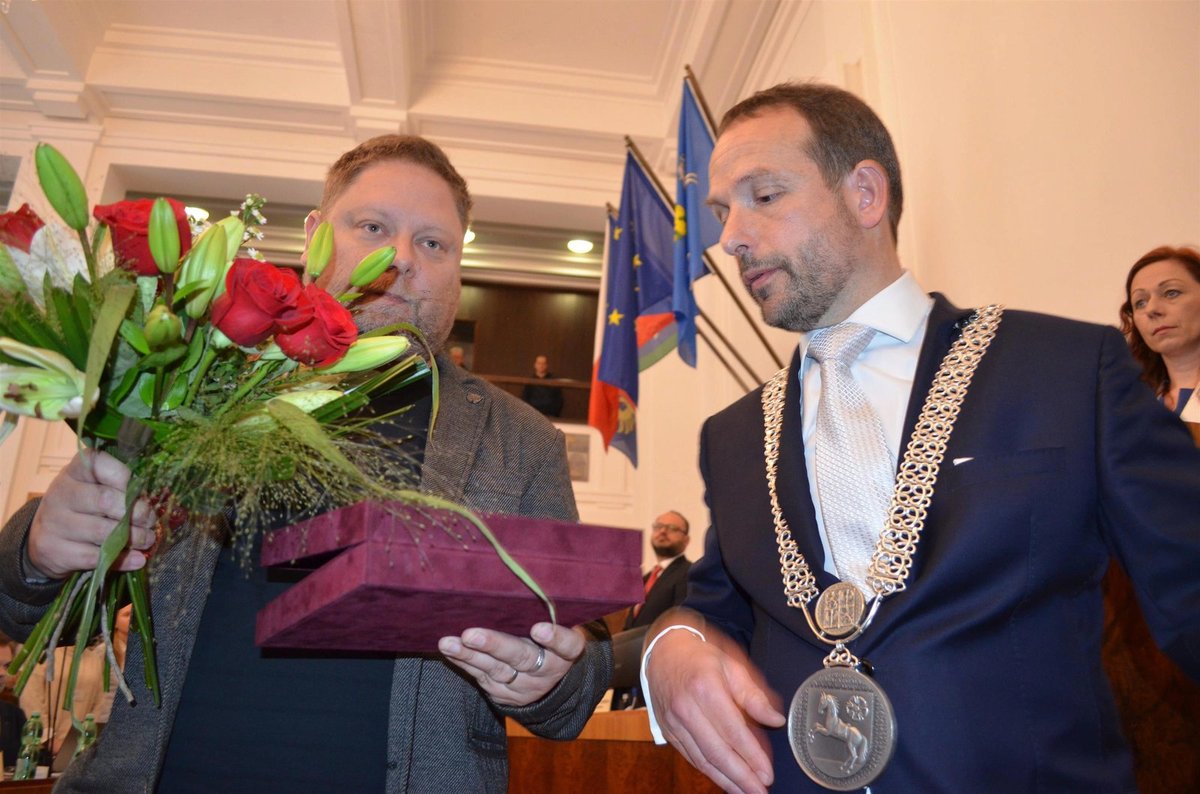 Syn Věry Špinarové Adam Pavlík při ceremonii s ostravským primátorem Tomášem Macurou.