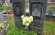 Zesnulá zpěvačka Věra Špinarová má náhrobí desku po boku svého bratra Lubomíra.