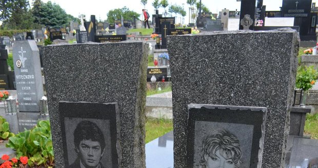 Zesnulá zpěvačka Věra Špinarová má náhrobní desku po boku svého bratra Lubomíra.