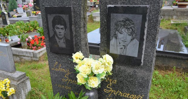 Zesnulá zpěvačka Věra Špinarová má náhrobní desku po boku svého bratra Lubomíra.