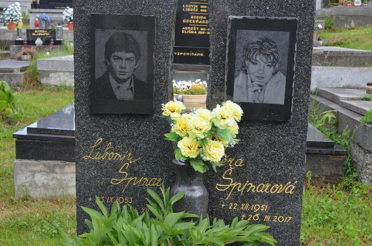 Zesnulá zpěvačka Věra Špinarová má náhrobí desku po boku svého bratra Lubomíra.