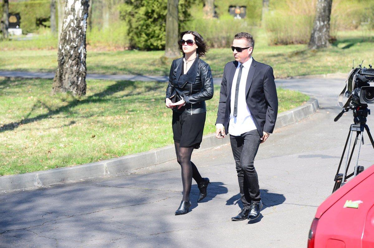 Zpěvák Petr Bende s partnerkou na pohřbu Věry Špinarové