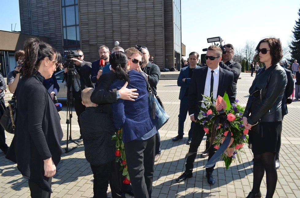 Kondolenci přijal syn Věry Špinarové Adam Pavlík od zpěváka Petra Bendeho a jeho přítelkyně Zuzany, stejně jako od macechy Heidi Janků.