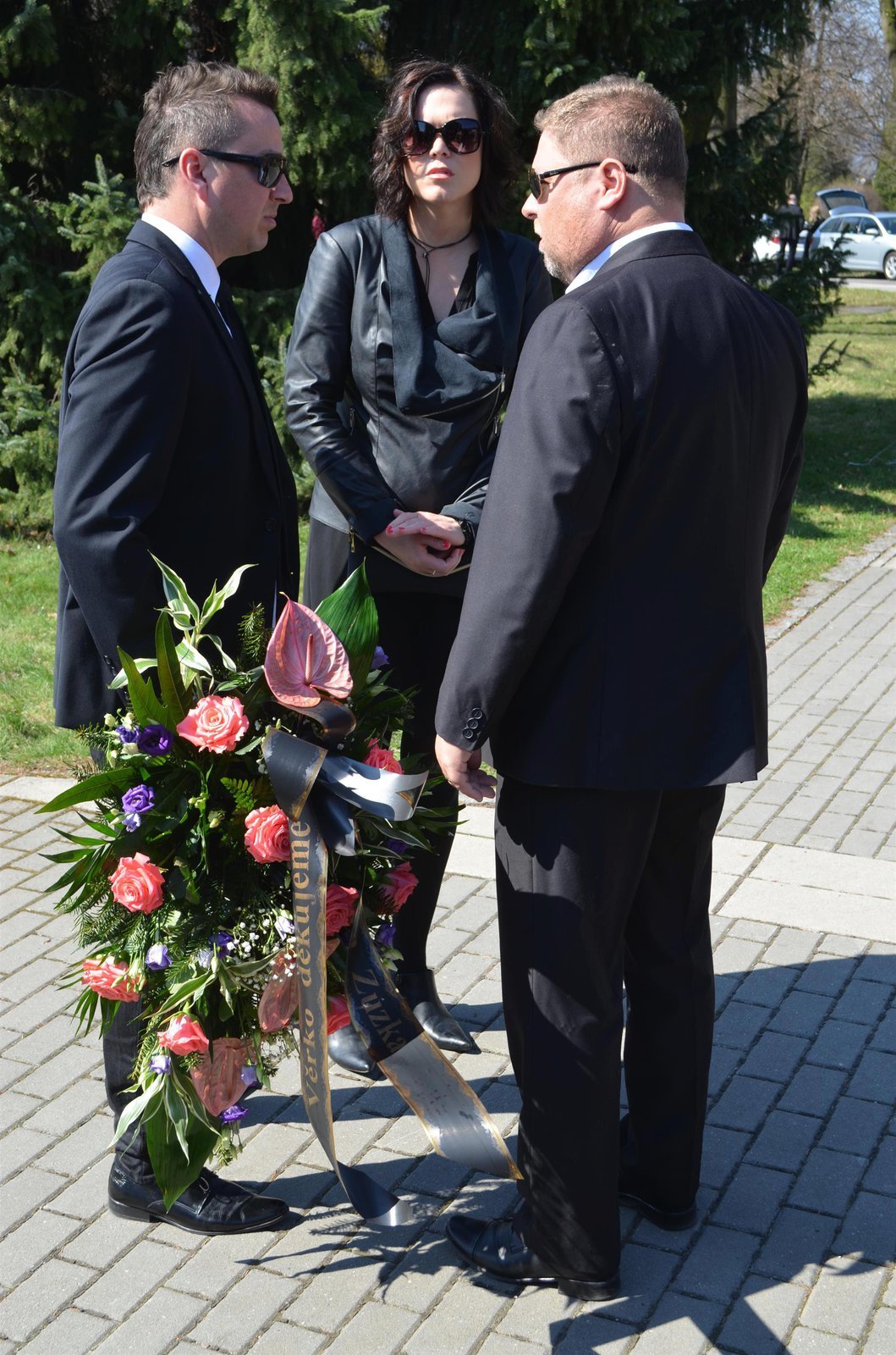 Kondolenci přijal syn Věry Špinarové Adam Pavlík od zpěváka Petra Bendeho a jeho partnerky Zuzany.