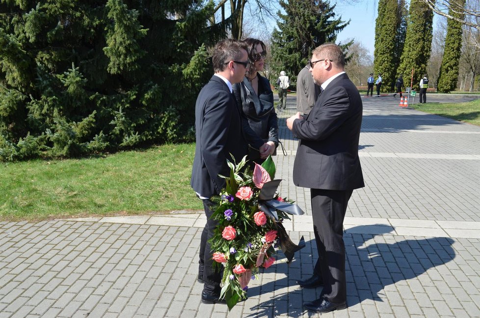 Kondolenci přijal syn Věry Špinarové Adam Pavlík od zpěváka Petra Bendeho a jeho partnerky Zuzany.