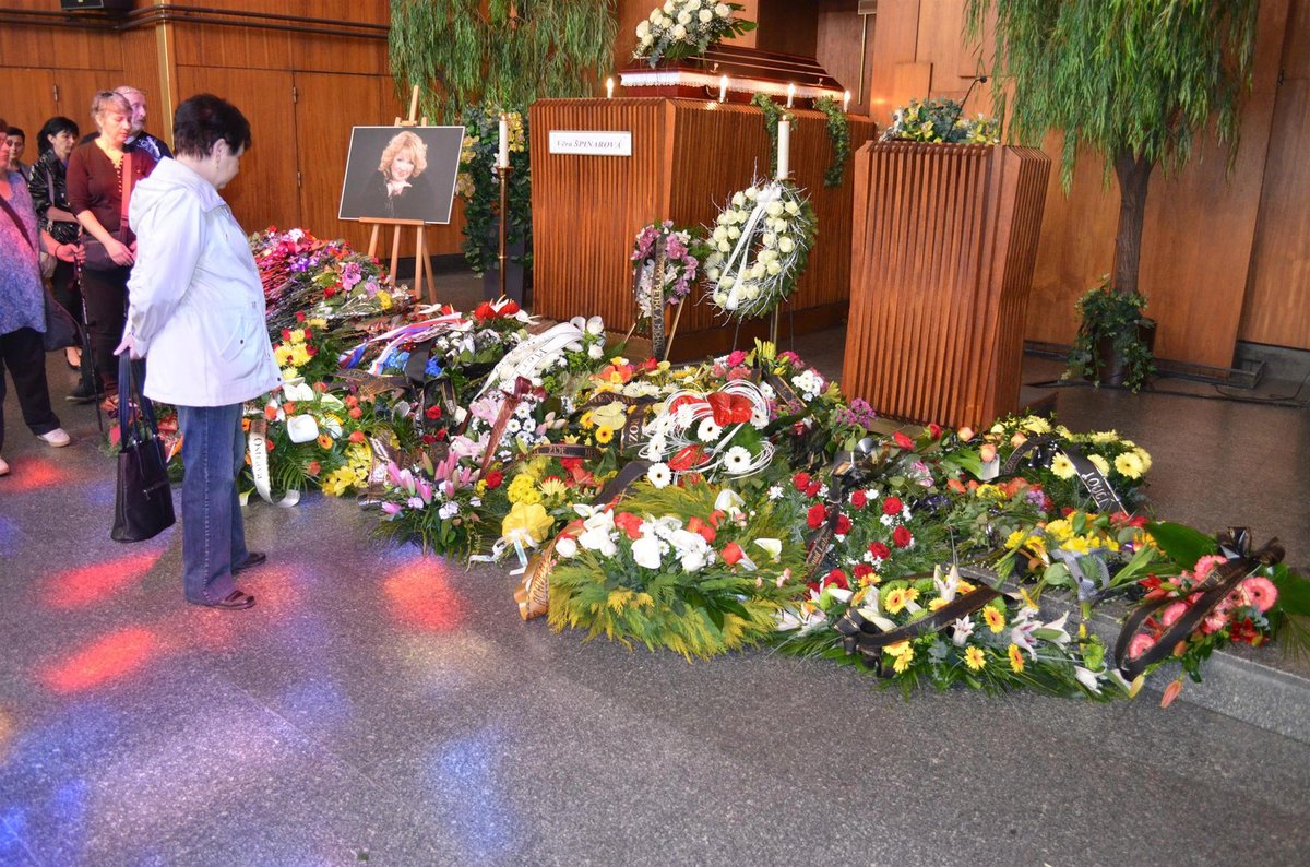 Smuteční síň v pravé poledne doslova přetékala květinami a věnci.