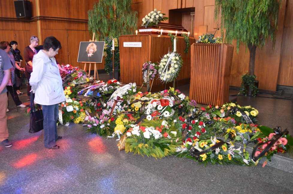 Smuteční síň v pravé poledne doslova přetékala květinami a věnci.