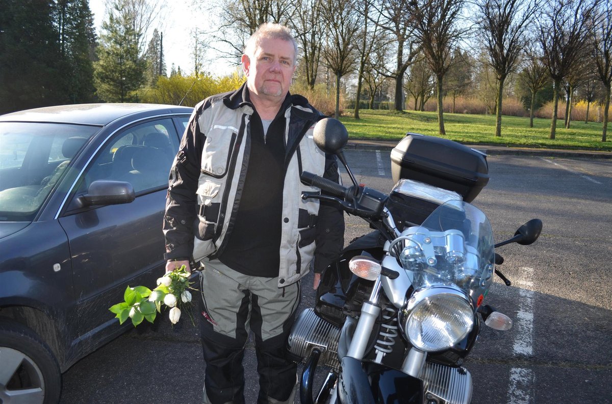 Jako jeden z prvních dojel na motorce z Držkova na Jablonecku fanoušek Jaroslav Sokol (58).