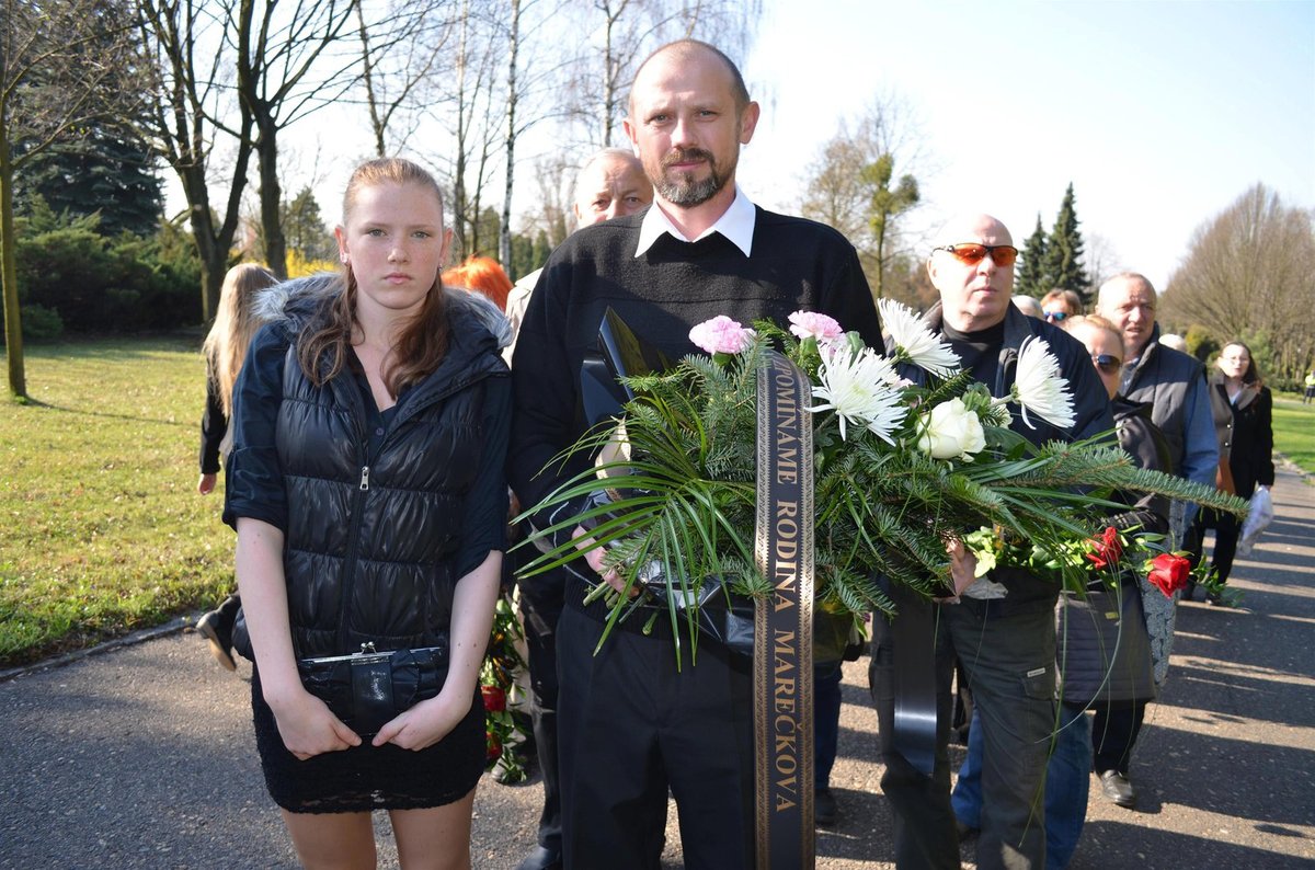 Věnec přinesl i tatínek Ivo Mareček (47) z Ostravy v doprovodu dcery Terezky (14). Ta měla nejraději zpěvaččinu píseň Jawa 250.