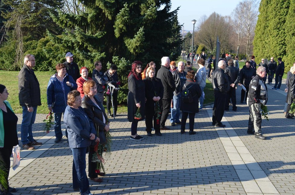 Davy lidí se shromažďovaly před smuteční síní už dlouho před devátou hodinou.