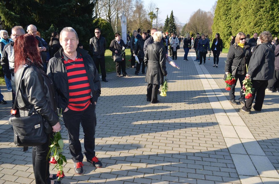 Davy lidí se shromažďovaly před smuteční síní už dlouho před devátou hodinou.