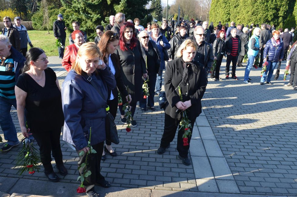 Pohřeb Věry Špinarové: Davy lidí se shromažďovaly před smuteční síní už dlouho před devátou hodinou.