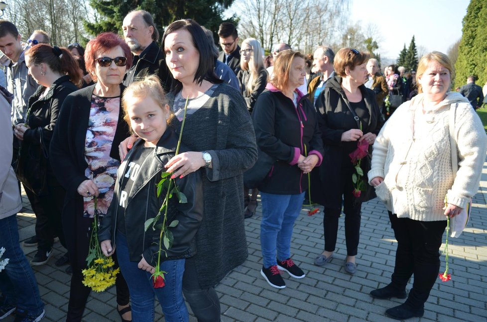 Rozloučit se s oblíbenou zpěvačkou přišla i Terezka Dokulilová (9) v doprovodu maminky Jany a babičky Jiřiny.