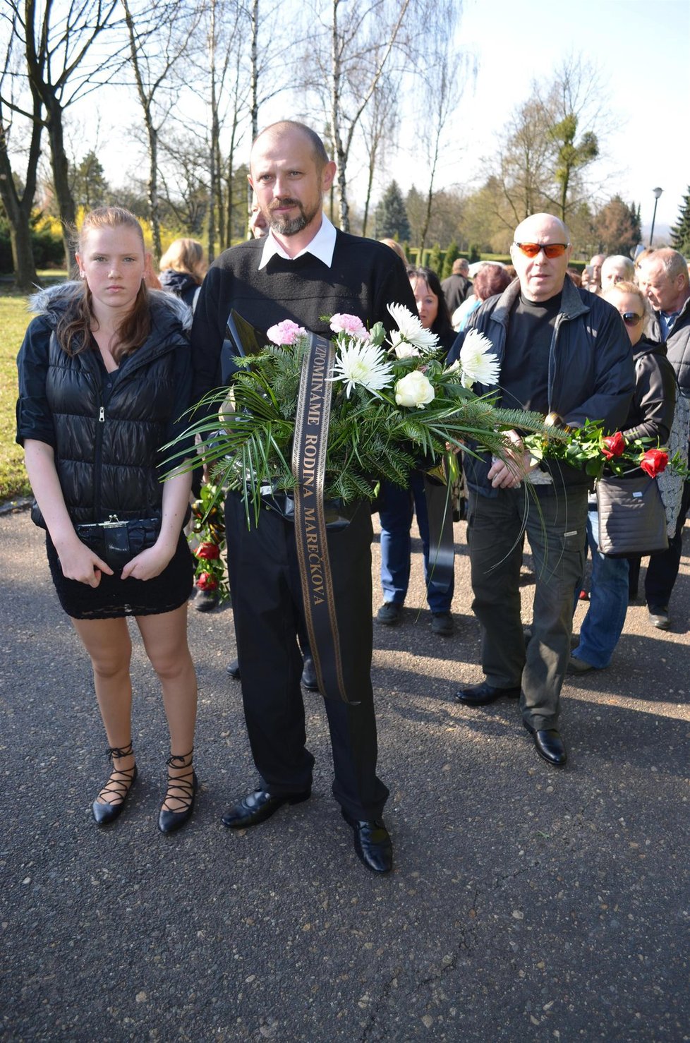 Věnec přinesl i tatínek Ivo Mareček (47) z Ostravy v doprovodu dcery Terezky (14). Ta měla nejraději zpěvaččinu píseň Jawa 250.