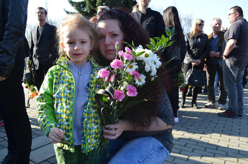 Jednou z nejmenších účastnic smutečního průvodu byla Natálka Baculová (4). Taky milovala písničky Věry Špinarové.