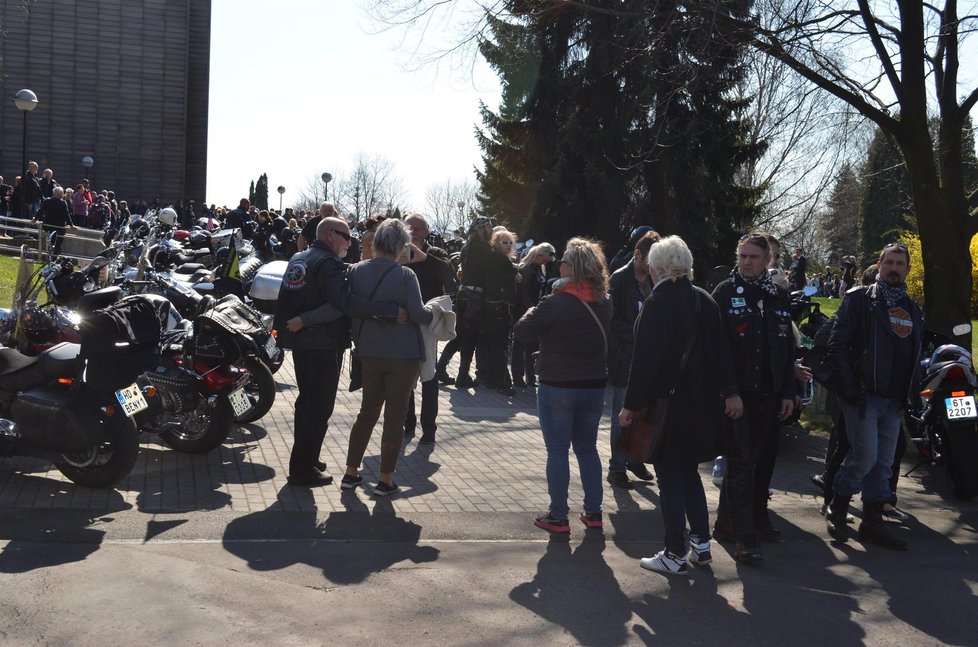 S Věrou Špinarovou se přijeli rozloučit i její přátelé z řad motorkářů.