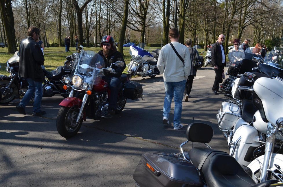 S Věrou Špinarovou se přijeli rozloučit i její přátelé z řad motorkářů.