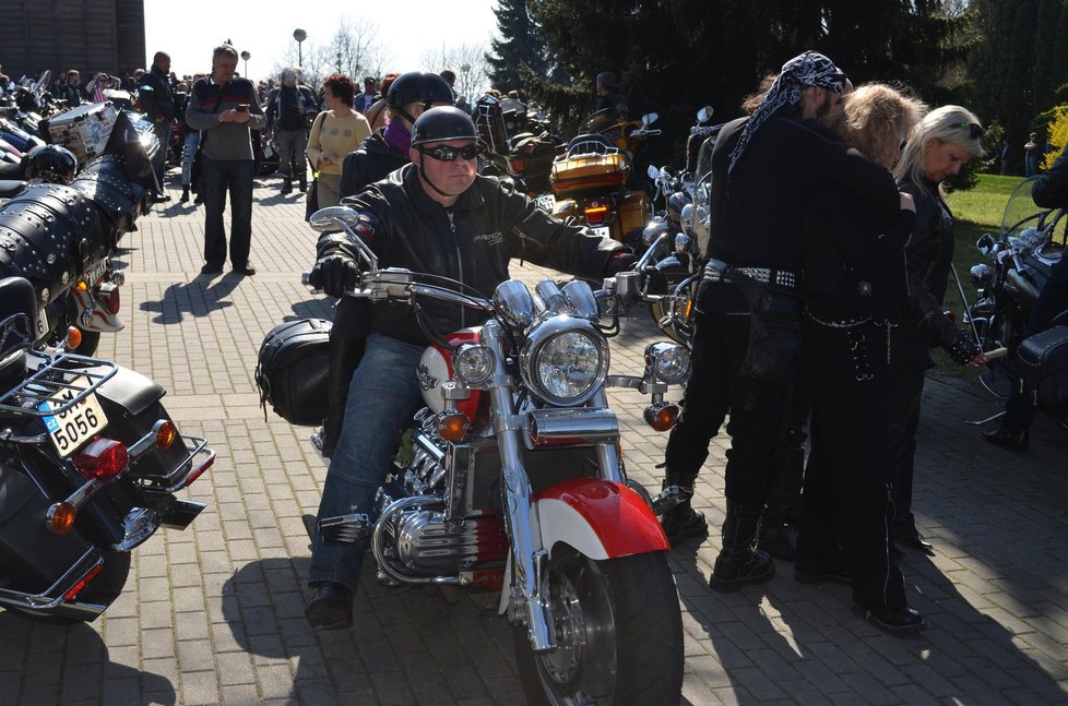 S Věrou Špinarovou se přijeli rozloučit i její přátelé z řad motorkářů.