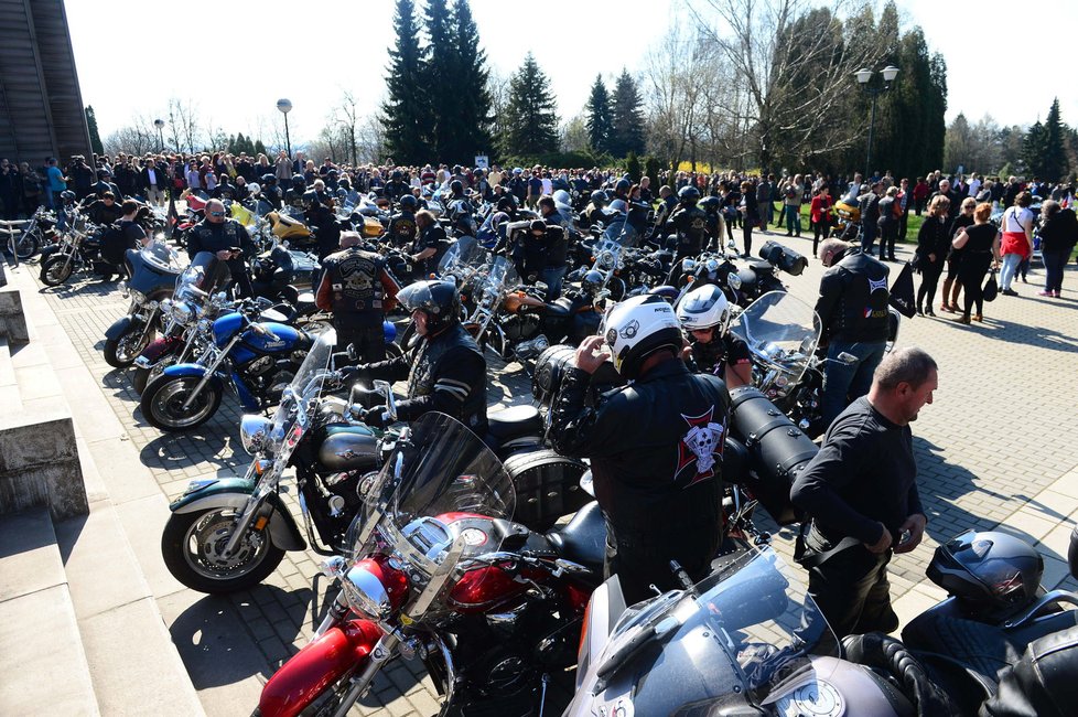 S Věrou Špinarovou se přijeli rozloučit i její přátelé z řad motorkářů.