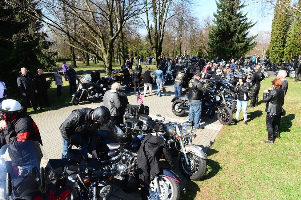 S Věrou Špinarovou se přijeli rozloučit i její přátelé z řad motorkářů.