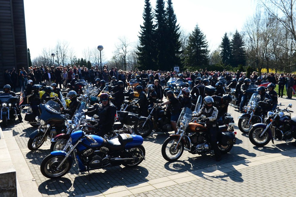 S Věrou Špinarovou se přijeli rozloučit i její přátelé z řad motorkářů.