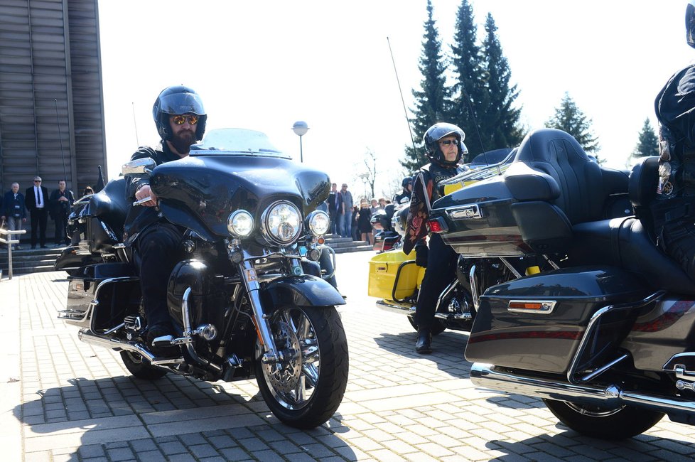 S Věrou Špinarovou se přijeli rozloučit i její přátelé z řad motorkářů.