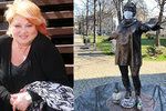 Tři roky od smrti Věry Špinarové nějaký vtipálek nasadil její soše roušku.