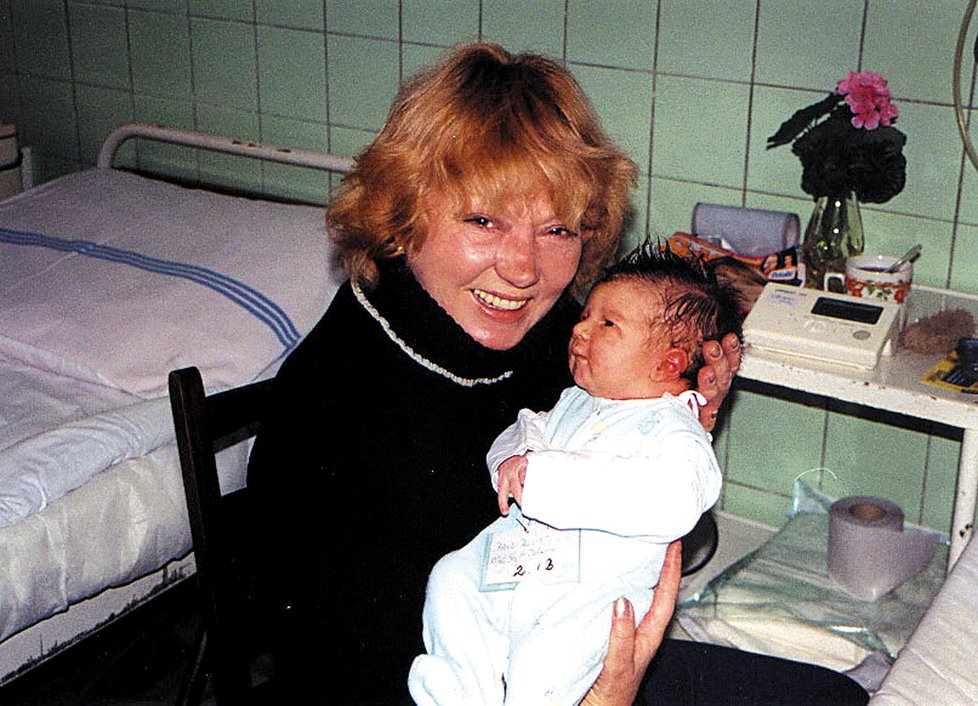 2002 – S vytouženou vnučkou Johankou v porodnici