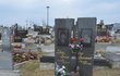 Hrob Věry Špinarové během prvního výročí smrti. Nechybí svíčky od fanoušků, šišky od maminky, vánoční hvězda a věnec od rodiny a květiny od Adama a jeho rodiny.