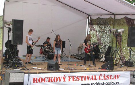 Tady se konal festival, kde vystoupilo šest rockových kapel.