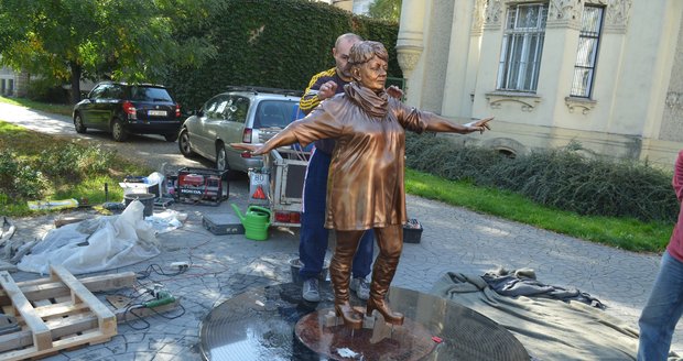 Věra Špinarová má v Ostravě sochu.