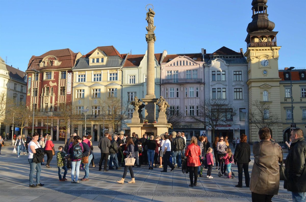 Fanoušci se s Věrou Špinarovou přišli rozloučit už teď. Nechybělo plno svíček ani květin.