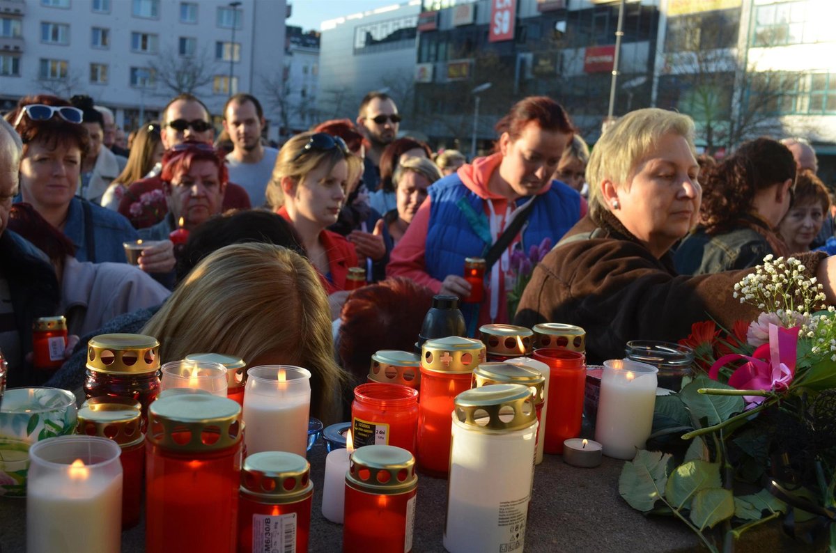 Fanoušci se s Věrou Špinarovou přišli rozloučit už teď. Nechybělo plno svíček ani květin.