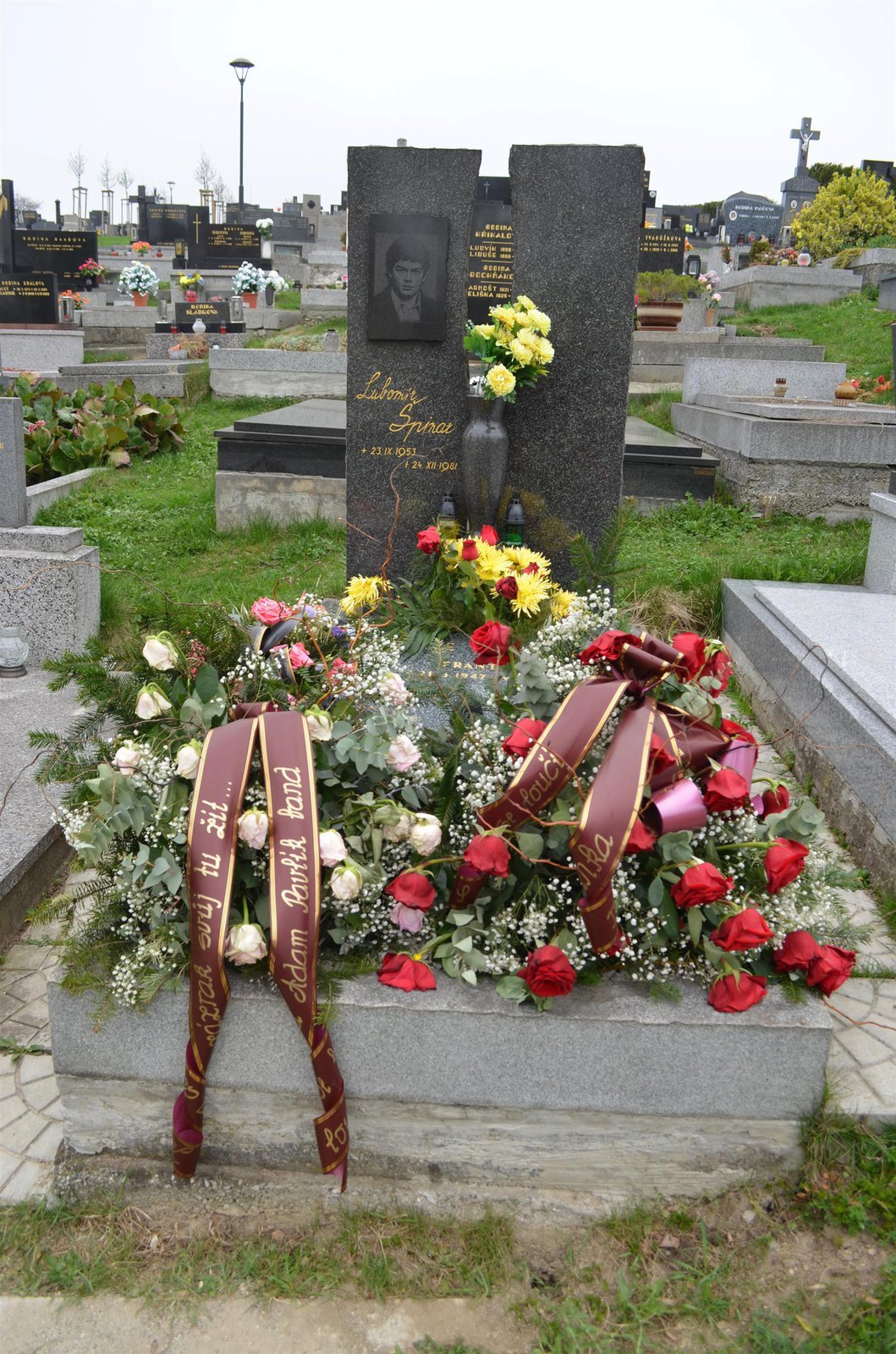 Zpěvačka spočine vedle bratra Lubomíra (†27), který tragicky zahynul na Štědrý den 1980.