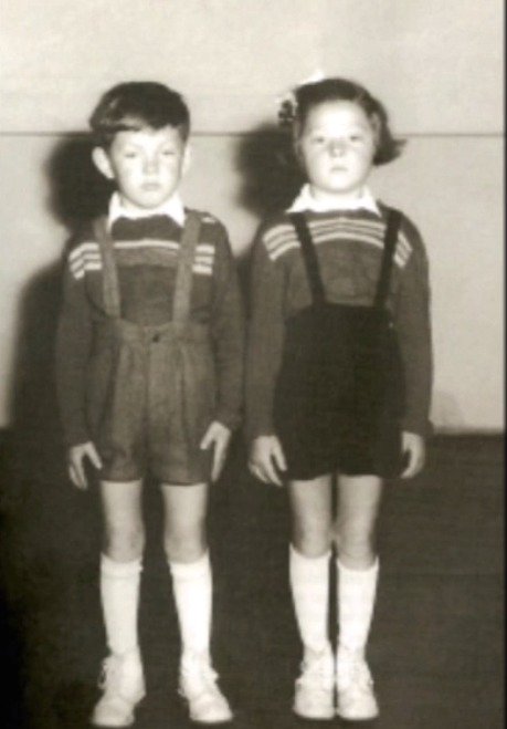 1956 - S bratrem chodili stejně oblékaní.