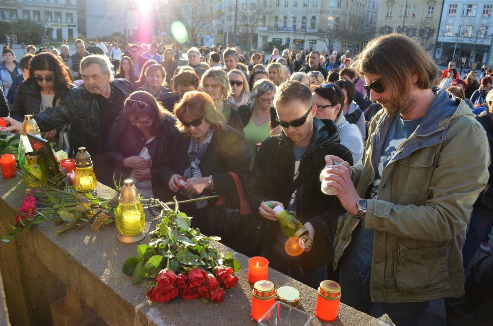 Fanoušci se s Věrou Špinarovou přišli rozloučit už teď. Nechybělo plno svíček ani květin.