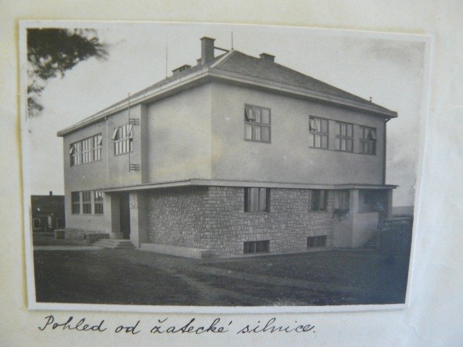 Škola, kterou nechal pan Stein postavit v Čeradicích