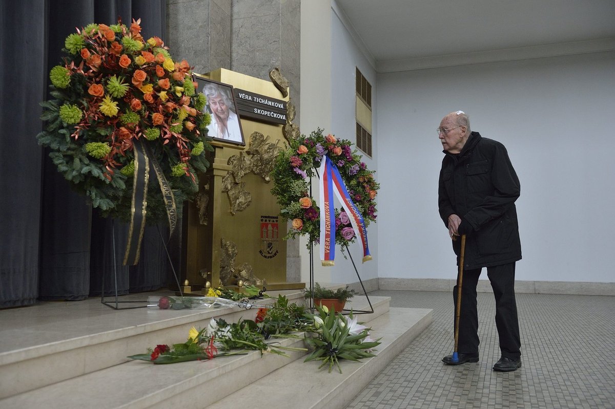 S kolegyní se přišel rozloučit také Lubomír Lipský