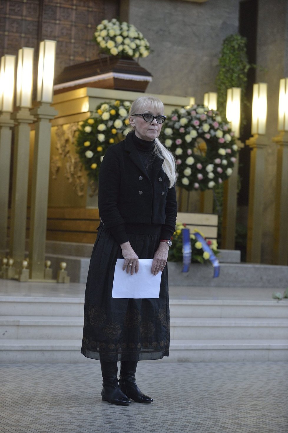 Nad rakví s ostatky Věry Tichánkové promluvila herečka Kateřina Macháčková.