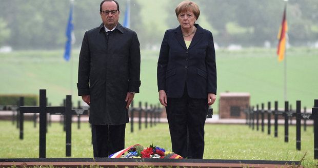 Merkelová a Hollande u Verdunu: Po sto letech uctili památku padlých vojáků 