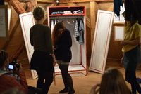Pražané sdílejí jídlo i oblečení: Po veřejné lednici má Praha i veřejnou skříň