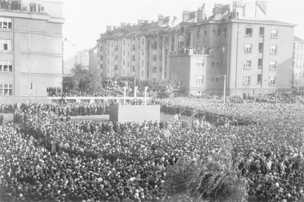 Odhady hovoří o davu až padesáti tisíc lidí, kteří zatoužili vidět Pfitznerovu smrt.