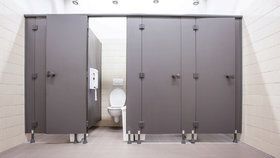 V Paříži staví nové veřejné toalety, které se budou objevovat jen v noci (ilustrační foto)