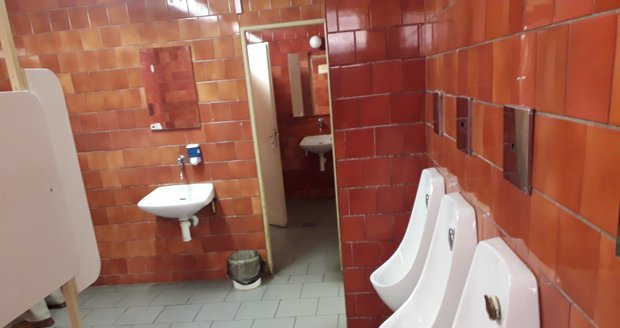 Čirá hrůza na záchodcích v Brně: Muže uvěznila toaletářka! Zůstal jen s telefony na prostituty